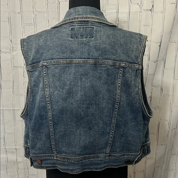 EUC Torrid Blue Denim Vest. Size 2 - Picture 4 of 5